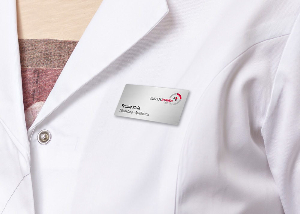 Kompass-Apotheke-Namensschilder